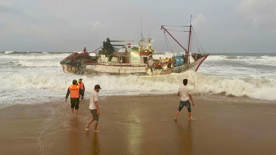 Taiwanese fishing boat drifts ashore in Phu Yen, 4 crew members rescued